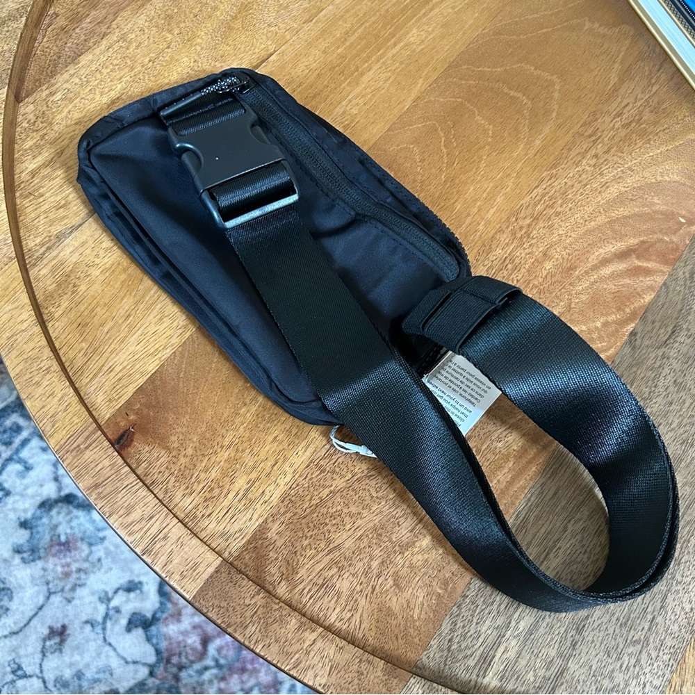 Lululemon Everywhere Belt Bag 1L in Black - Picture 2 of 9